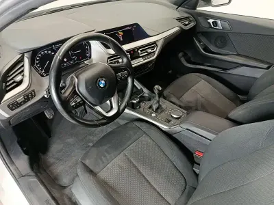 Usado BMW 118 Comfort Edition 136 CV (100 kW) 2021 Blanco Utilitario