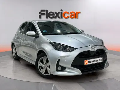 Usado Toyota Yaris Hybrid Active 116 CV (85 kW) 2025 Gris Berlina