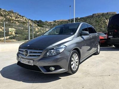 Usado Mercedes B180 122 CV (89 kW) 2013 Gris Monovolumen