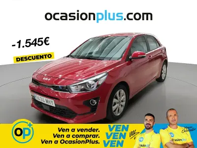 Usado Kia Rio 100 CV (73 kW) 2023 Rojo Berlina