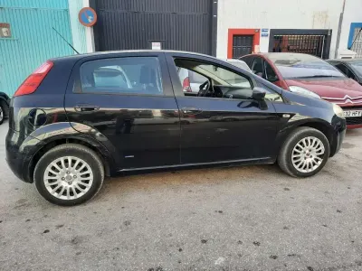 Usado Fiat Grande Punto Active 95 CV (69 kW) 2009 Negro Utilitario