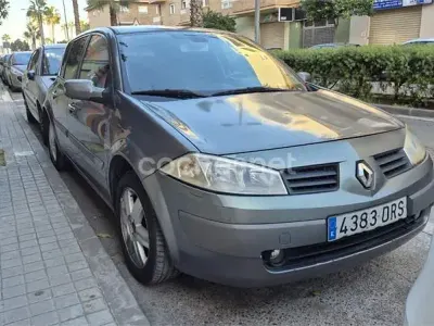 Usado Renault Mégane Dynamique 80 CV (58 kW) 2005 Gris / plata Berlina