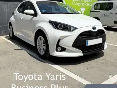 Usado Toyota Yaris Hybrid Business Edition 116 CV (85 kW) 2022 Blanco Utilitario