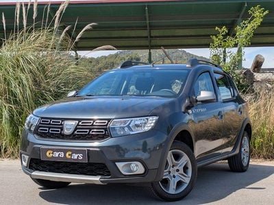 Usado Dacia Sandero Comfort 90 CV (66 kW) 2018 Gris / plata Berlina