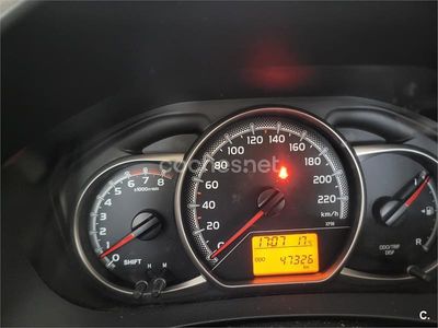 Usado Toyota Yaris Active 99 CV (72 kW) 2015 Beige Utilitario