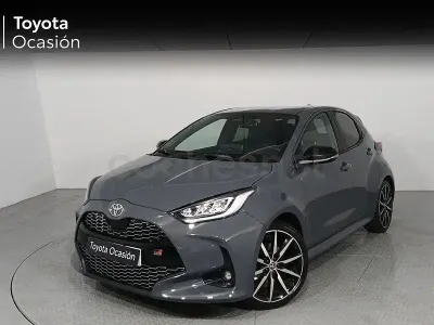Usado Toyota Yaris Hybrid Sport 130 CV (95 kW) 2025 Gris / plata Berlina