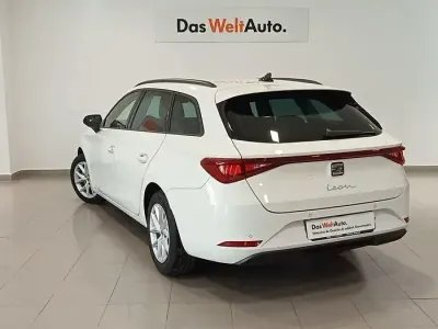 Usado Seat Leon Style 130 CV (95 kW) 2022 Blanco Familiar