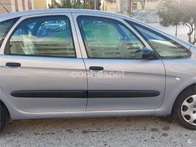 Usado Citroën Xsara Picasso 90 CV (66 kW) 2003 Gris / plata Monovolumen