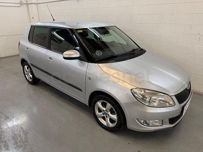 Usado Skoda Fabia Family 75 CV (55 kW) 2011 Gris / plata Berlina