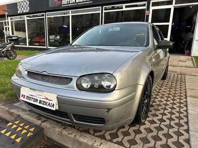 Usado VW Golf IV Highline 102 CV (75 kW) 2003 Gris / plata Berlina