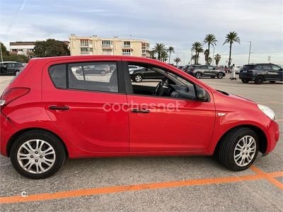 Usado Hyundai i20 Comfort 100 CV (73 kW) 2010 Rojo Berlina