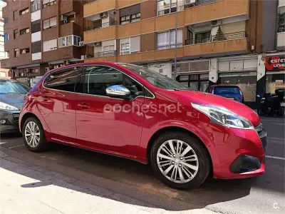 Usado Peugeot 208 Allure 100 CV (73 kW) 2018 Rojo Utilitario