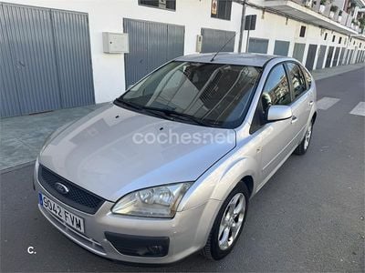 Usado Ford Focus Trend 100 CV (73 kW) 2007 Gris / plata Berlina
