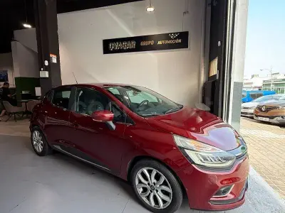 Usado Renault Clio LIMITED 90 CV (66 kW) 2017 Granate Familiar