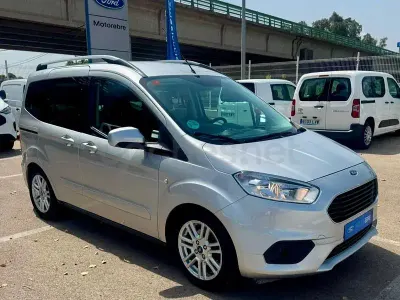 Usado Ford Tourneo Courier Titanium 100 CV (73 kW) 2019 Gris / plata Monovolumen