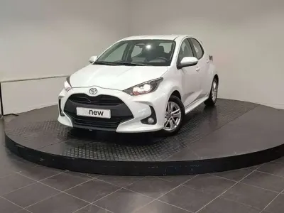 Usado Toyota Yaris Hybrid Active 116 CV (85 kW) 2024 Blanco Berlina