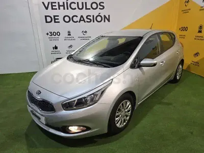 Usado Kia Ceed GT 90 HP (66 kW) 2014 Cinzento Sedan