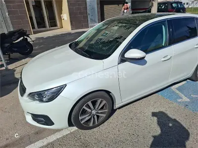 Usado Peugeot 308 Allure 130 CV (95 kW) 2018 Blanco Berlina