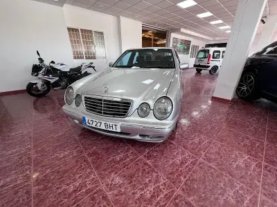 Usado Mercedes E320 Avantgarde 204 CV (150 kW) 2002 Gris / plata Berlina