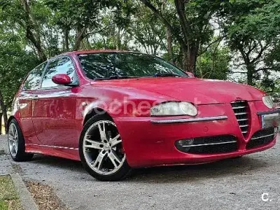 Usado Alfa Romeo 147 Distinctive 120 CV (88 kW) 2002 Rojo Utilitario