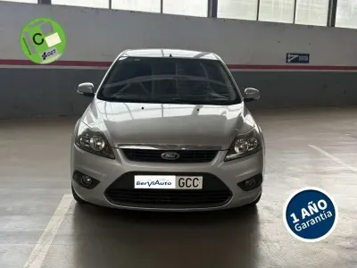 Usado Ford Focus Trend 101 CV (74 kW) 2008 Plateado Utilitario