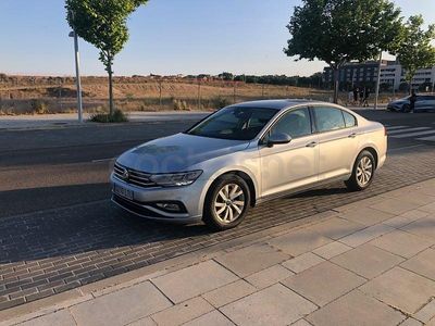 Usado VW Passat Executive 150 CV (110 kW) 2021 Gris / plata Berlina