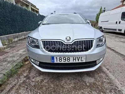 Usado Skoda Octavia Elegance 105 CV (77 kW) 2014 Gris / plata Familiar