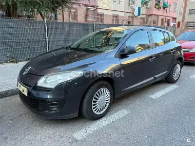 Usado Renault Mégane Authentique 90 CV (66 kW) 2012 Gris / plata Berlina