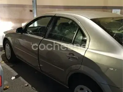 Usado Ford Mondeo Trend 125 CV (91 kW) 2003 Gris / plata Berlina