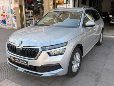 Usado Skoda Kamiq Ambition 95 CV (69 kW) 2022 Gris / plata SUV