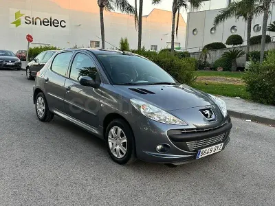 Usado Peugeot 206+ 70 CV (51 kW) 2010 Gris / plata Utilitario