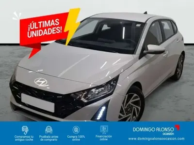 Usado Hyundai i20 101 CV (74 kW) 2025 Gris Utilitario