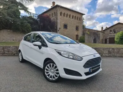 Usado Ford Fiesta Trend 75 CV (55 kW) 2015 Blanco Utilitario
