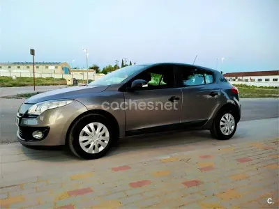 Usado Renault Mégane Authentique 90 CV (66 kW) 2012 Marrón Berlina