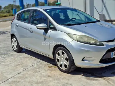 Usado Ford Fiesta Trend 68 CV (50 kW) 2010 Blanco Berlina