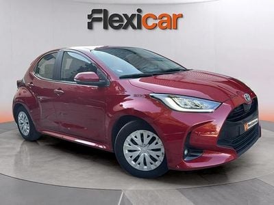 Usado Toyota Yaris Hybrid Active 116 CV (85 kW) 2023 Granate Berlina