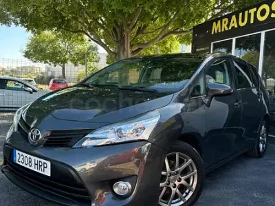 Usado Toyota Verso Active 126 CV (92 kW) 2013 Gris / plata Monovolumen