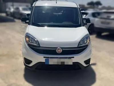 Usado Fiat Doblò 90 CV (66 kW) 2023 Blanco Monovolumen