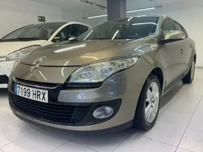 Usado Renault Mégane GrandTour Expression 110 CV (80 kW) 2013 Gris / plata Familiar