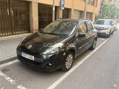 Usado Renault Clio GrandTour Dynamique 85 CV (62 kW) 2010 Negro Familiar