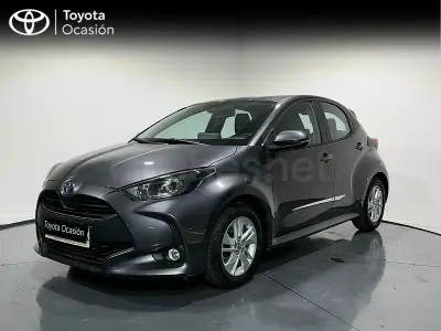 Usado Toyota Yaris Hybrid Active 116 CV (85 kW) 2022 Gris / plata Berlina