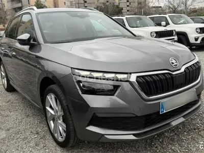 Usado Skoda Kamiq Style 110 CV (80 kW) 2022 Gris / plata SUV