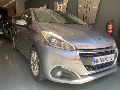 Usado Peugeot 208 Signature Sky 82 CV (60 kW) 2019 Gris / plata Utilitario