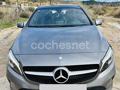 Usado Mercedes A180 Urban 109 CV (80 kW) 2016 Gris / plata Berlina