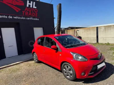 Usado Toyota Aygo Connect Style 68 CV (50 kW) 2012 Rojo Utilitario