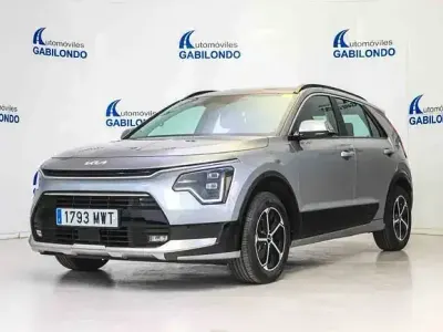 Usado Kia Niro 129 CV (94 kW) 2024 Gris / plata SUV
