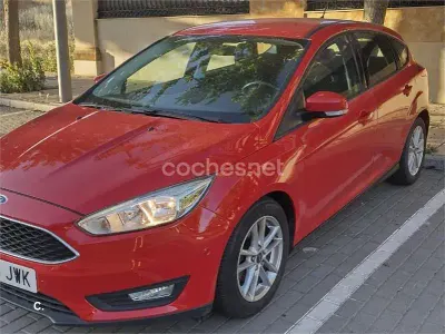 Usado Ford Focus Trend 125 CV (91 kW) 2017 Rojo Berlina