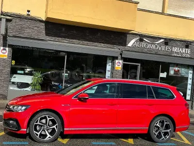 Usado VW Passat R-line 150 CV (110 kW) 2022 Rojo Familiar