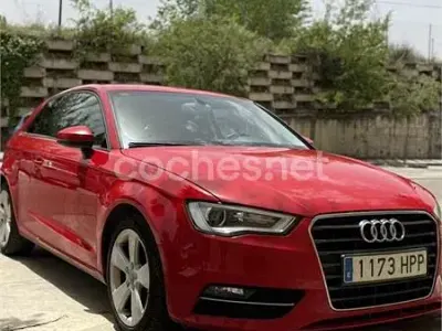 Usado Audi A3 Attraction 105 CV (77 kW) 2013 Rojo Berlina