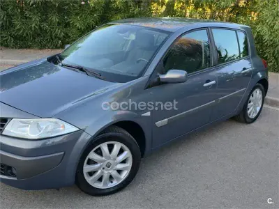 Begagnad Renault Mégane Dynamique 130 HK (95 kW) 2006 Grå Sedan